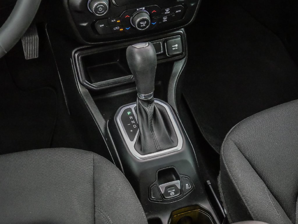 Used 2018 Jeep Renegade Latitude FWD image 24