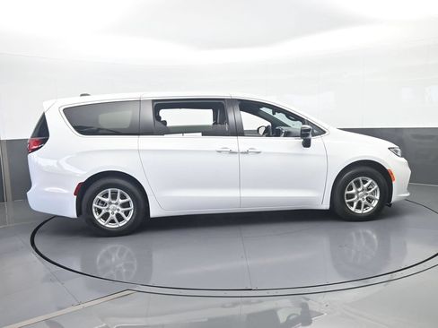 Used 2025 Chrysler Pacifica Select FWD image 7