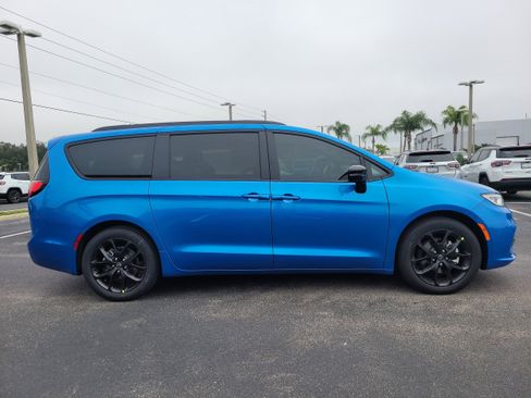 New 2026 Chrysler Pacifica Select image 5