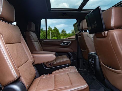 Used 2024 Chevrolet Suburban High Country w/ Advanced Technology Package image 31