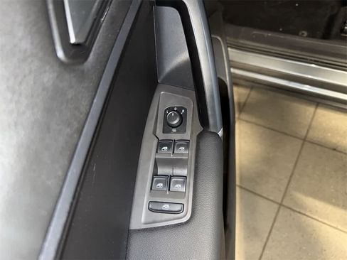 Used 2018 Volkswagen Tiguan SEL image 21