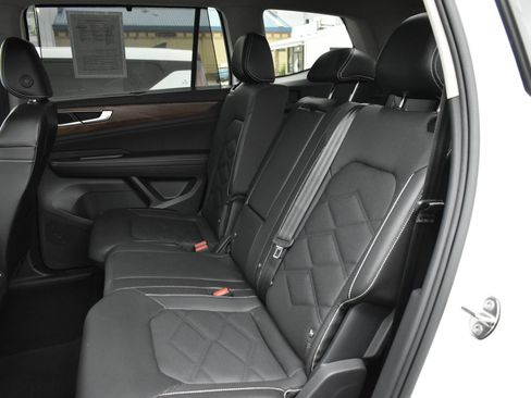 Used 2025 Volkswagen Atlas SE AWD/4WD image 17