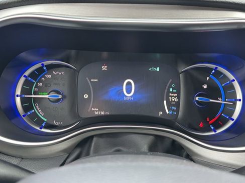 Used 2025 Chrysler Pacifica Pinnacle FWD image 17