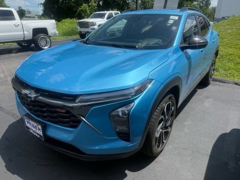 Used 2025 Chevrolet Trax RS w/ Sunroof Package FWD image 1