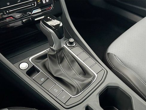 Used 2025 Volkswagen Jetta SE FWD image 17