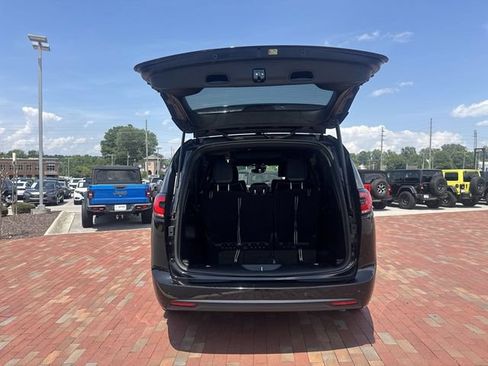 Used 2025 Chrysler Pacifica Limited FWD image 29