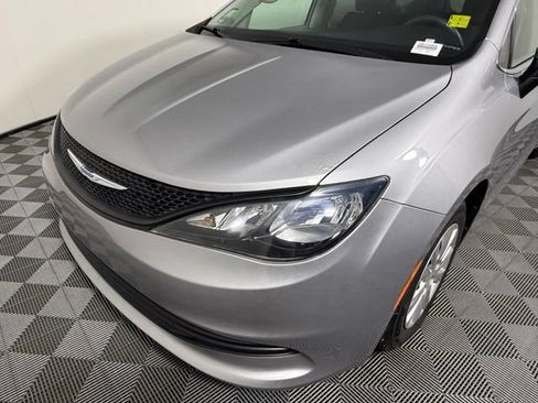 Used 2018 Chrysler Pacifica L FWD image 10