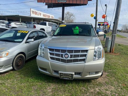 Used 2014 Cadillac Escalade Platinum AWD/4WD image 2