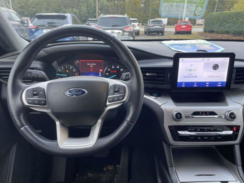 Used 2022 Ford Explorer XLT image 4