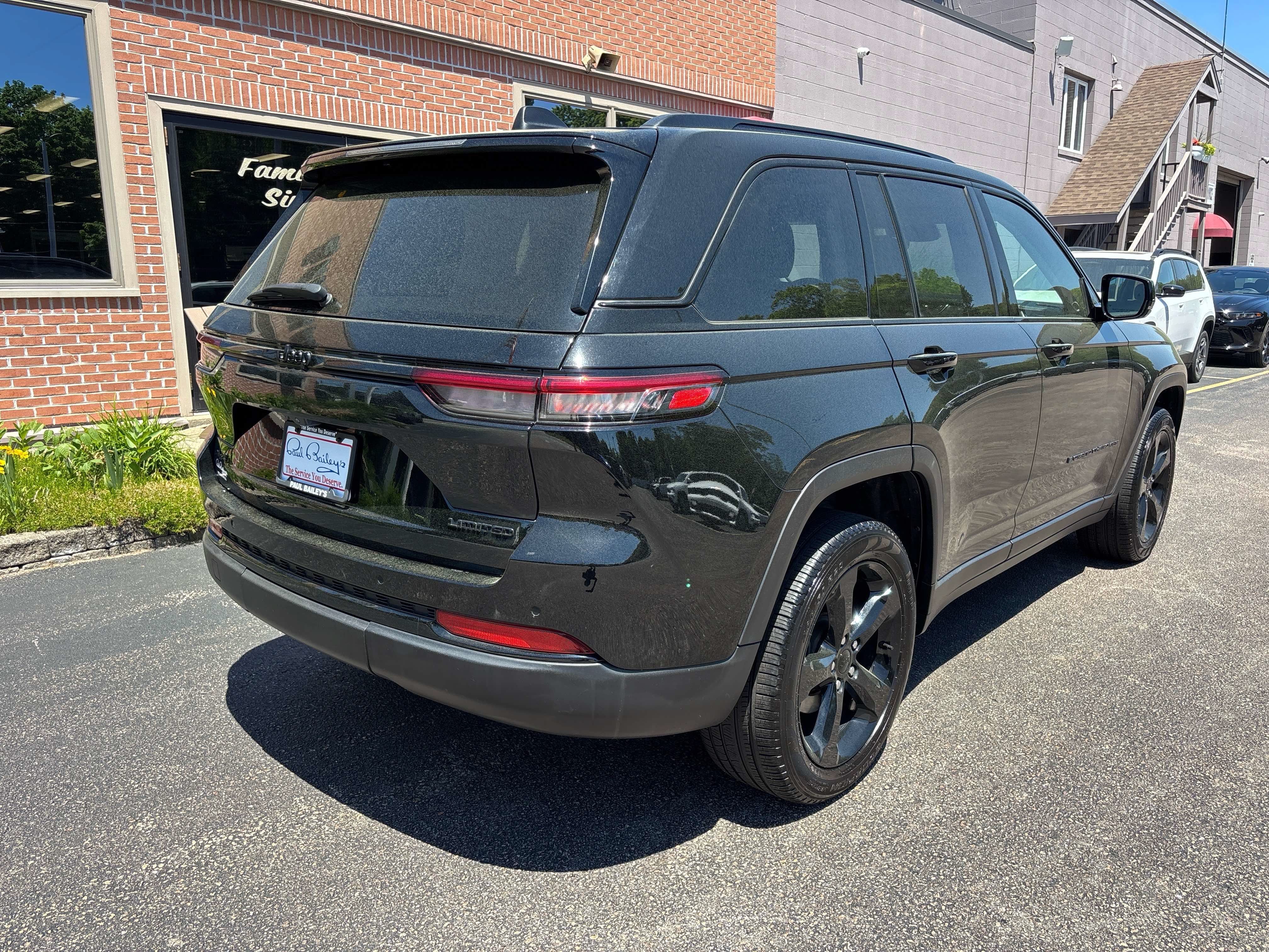 Used 2023 Jeep Grand Cherokee Limited w/ Black Appearance Package AWD/4WD image 31