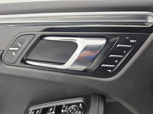 Used 2018 Porsche Macan image 40