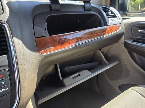 Used 2015 Chrysler Town & Country Touring FWD image 23