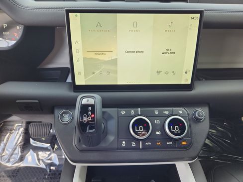 Used 2025 Land Rover Defender 90 X-Dynamic SE image 15