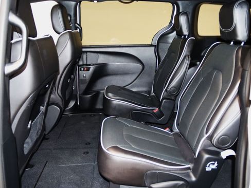 Used 2026 Chrysler Pacifica Limited FWD image 49