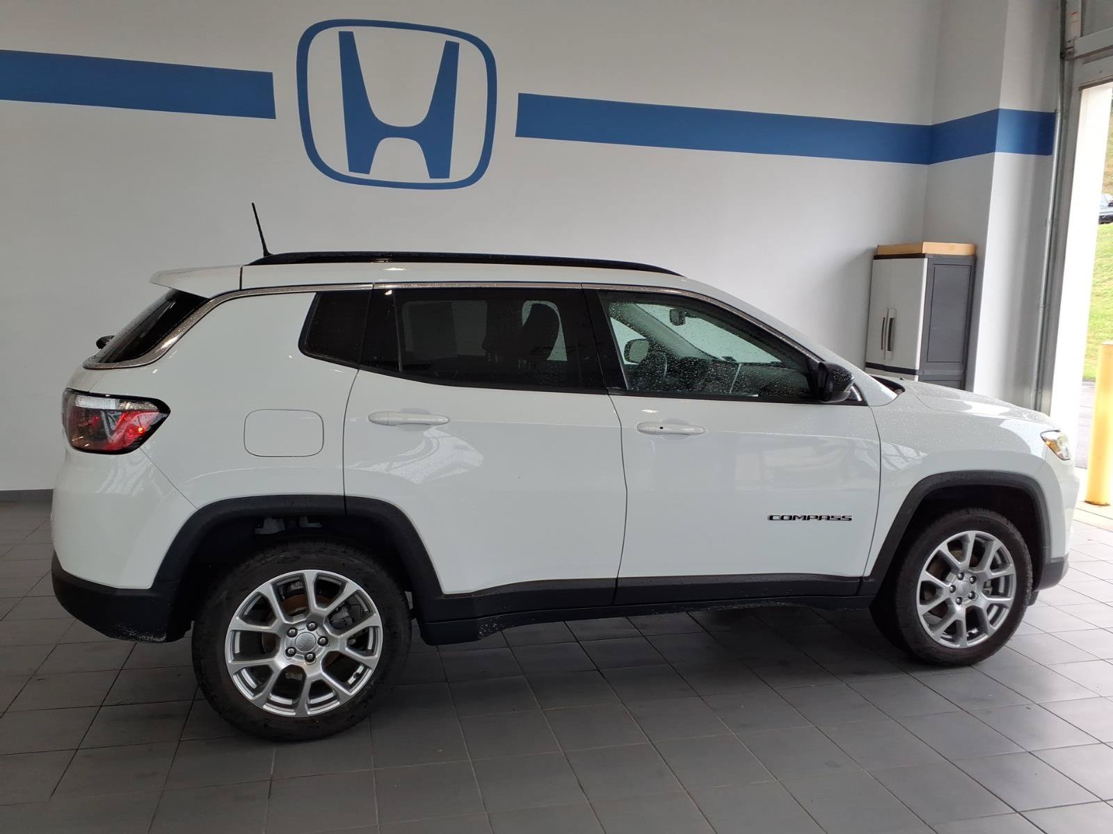 Used 2022 Jeep Compass Latitude w/ Sun and Sound Group AWD/4WD image 4