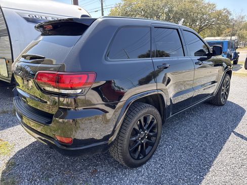 Used 2018 Jeep Grand Cherokee Altitude image 3