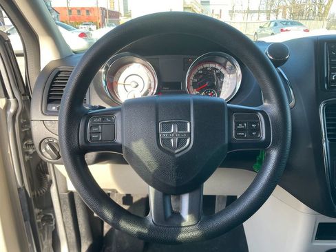 Used 2018 Dodge Grand Caravan SE w/ UConnect Hands-Free Group image 15