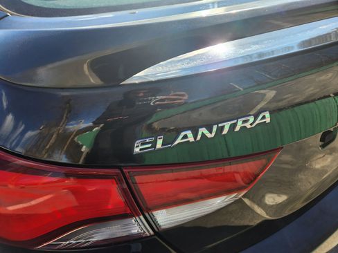 Used 2015 Hyundai Elantra SE w/ Option Group 02 image 12