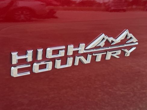 Used 2023 Chevrolet Traverse High Country FWD image 11