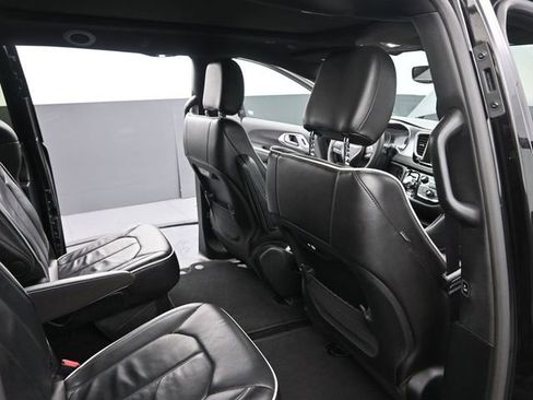 Used 2025 Chrysler Pacifica Limited image 18