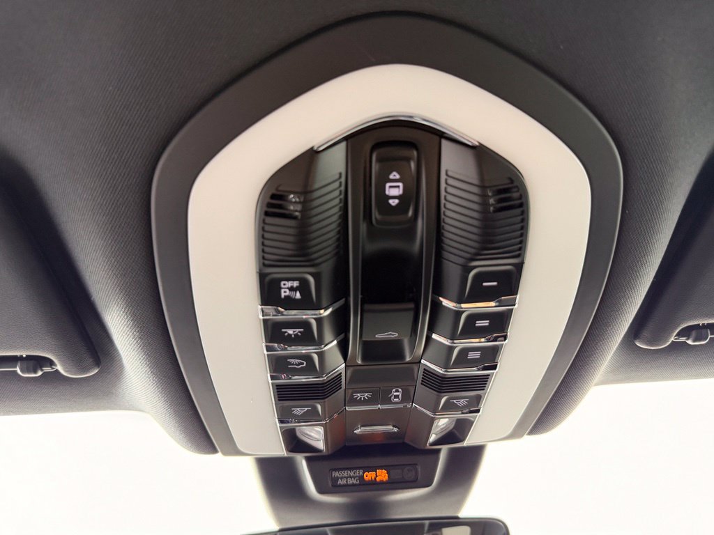 Certified 2024 Porsche Macan S AWD/4WD image 32