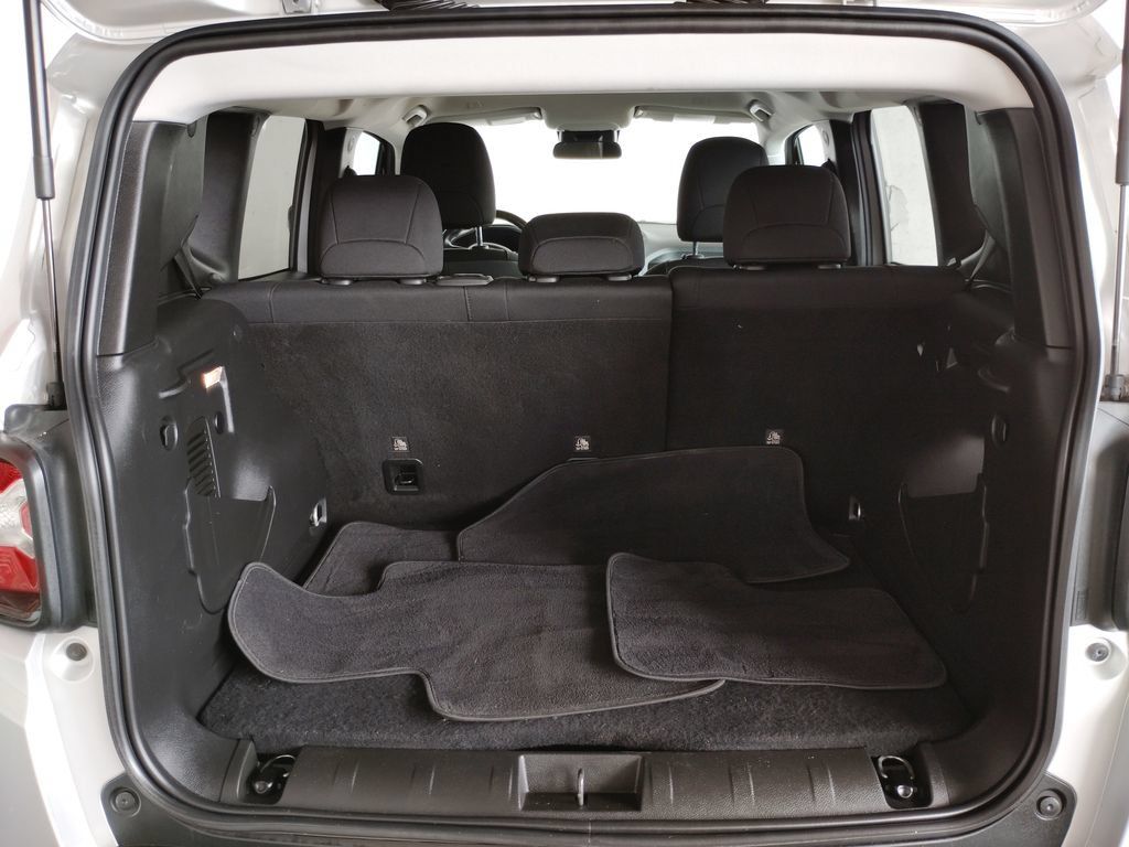Used 2020 Jeep Renegade Altitude w/ UConnect 8.4 Nav Group FWD image 16