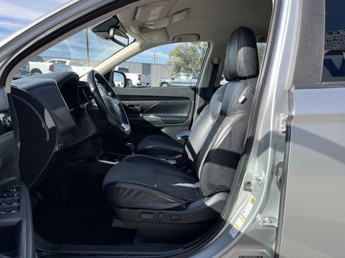 Used 2020 Mitsubishi Outlander SE image 31