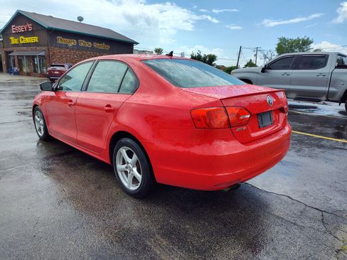 Used 2012 Volkswagen Jetta TDI w/ TDI Appearance Pkg FWD image 3