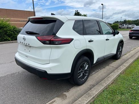 Used 2024 Nissan Rogue S FWD image 3