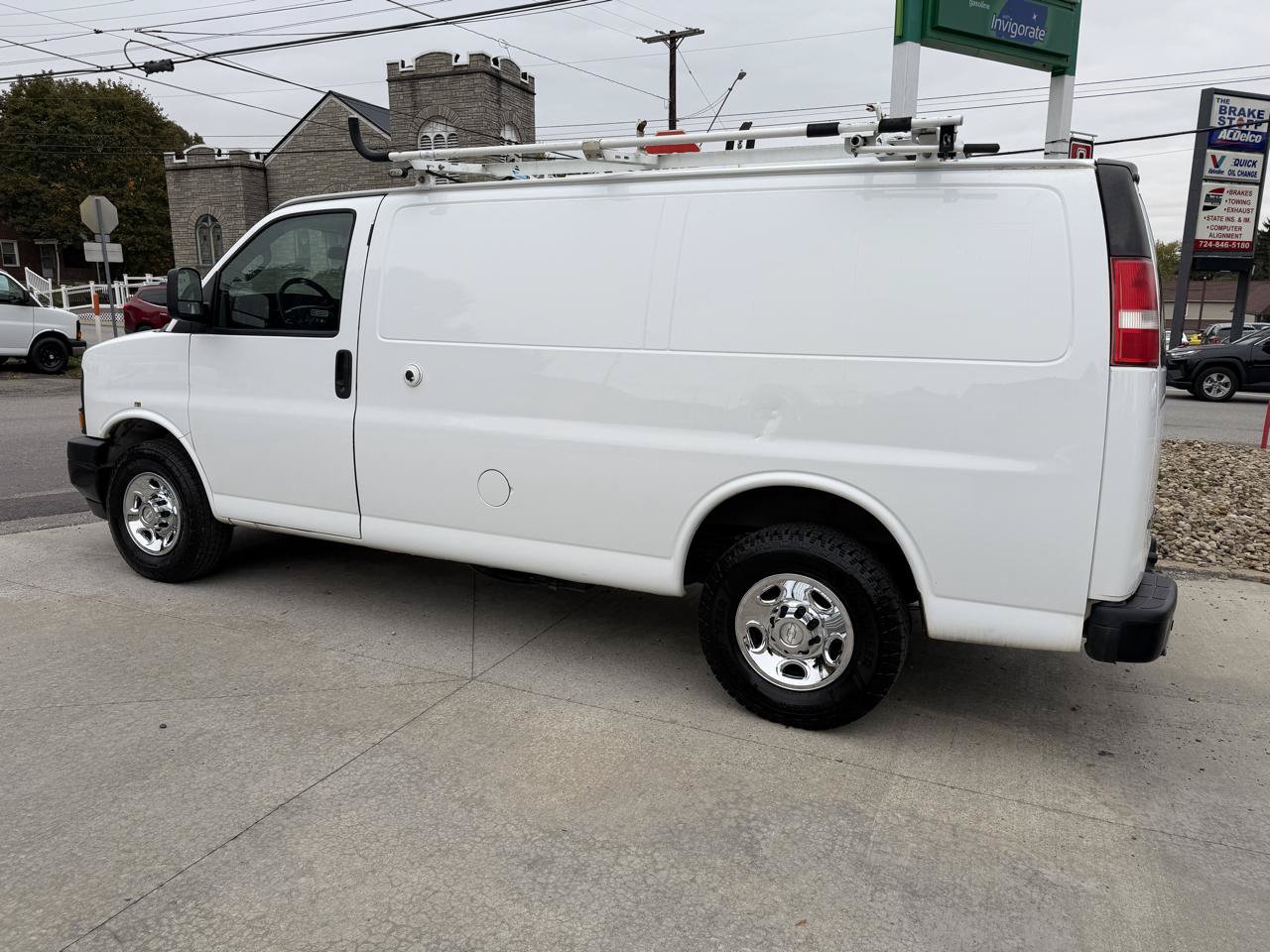 Used 2017 Chevrolet Express 2500 RWD image 3