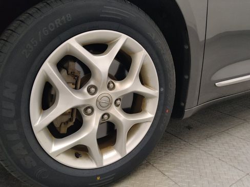 Used 2018 Chrysler Pacifica Touring-L w/ Tire & Wheel Group FWD image 31