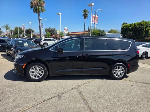 Certified 2024 Chrysler Pacifica Touring-L FWD image 9