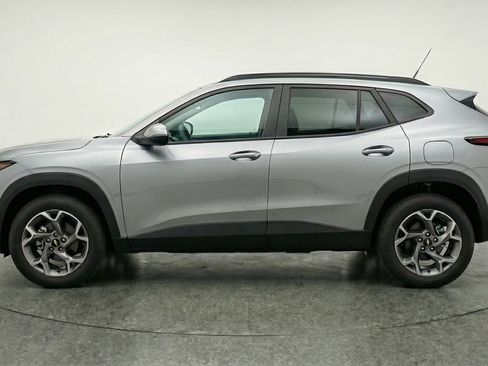 Used 2025 Chevrolet Trax LT w/ LT Convenience Package image 5