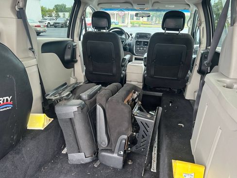 Used 2012 Dodge Grand Caravan SXT FWD image 17