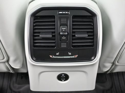 Used 2026 Porsche Macan image 8