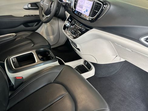 Used 2023 Chrysler Pacifica Touring-L FWD image 17