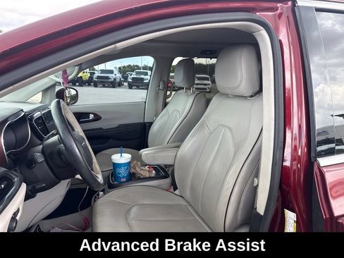 Used 2020 Chrysler Pacifica Limited w/ Tire & Wheel Group FWD image 9