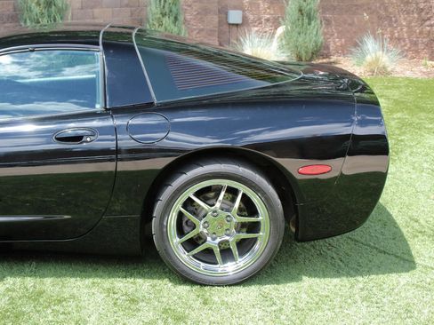 Used 1999 Chevrolet Corvette Coupe w/ Roof Pkg RWD image 31