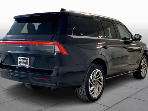 Used 2025 Lincoln Navigator Reserve image 12