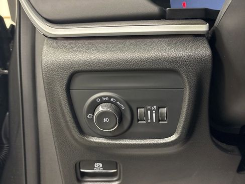 Used 2024 Jeep Grand Cherokee Limited w/ Black Appearance Package image 10