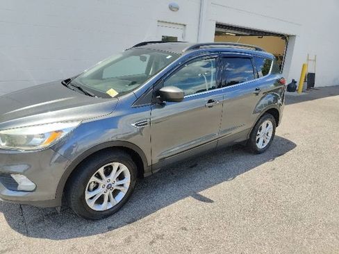 Used 2018 Ford Escape SE w/ SE Sync 3 Package FWD image 8
