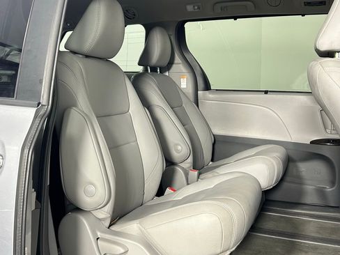 Used 2018 Toyota Sienna XLE Premium image 14