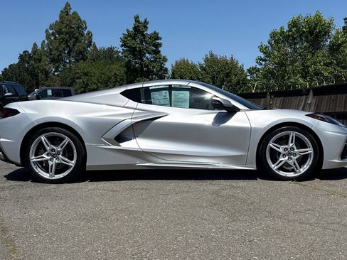 Used 2020 Chevrolet Corvette Stingray Coupe w/ Chrome Exterior Badge Package RWD image 3
