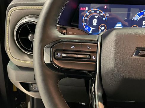 Used 2025 Chevrolet Colorado ZR2 w/ Technology Package image 38