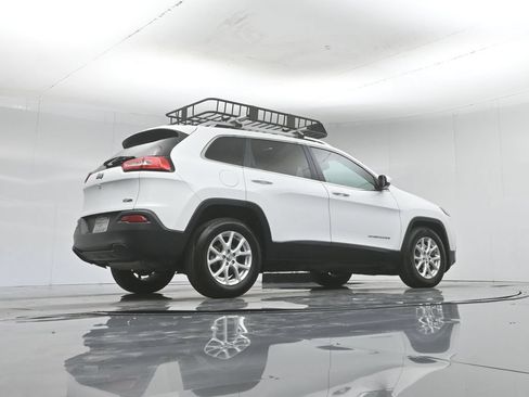 Used 2017 Jeep Cherokee Latitude FWD image 50