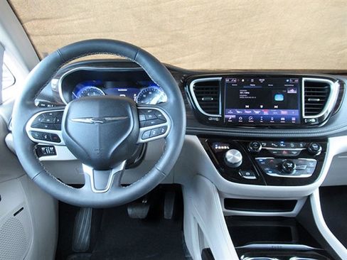 Used 2022 Chrysler Pacifica Limited image 21