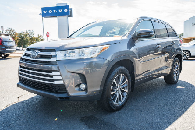 Used 2017 Toyota Highlander XLE AWD/4WD image 3