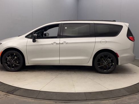 New 2026 Chrysler Pacifica Select w/ S Appearance Package image 2