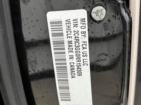 Used 2024 Chrysler Pacifica Limited image 39