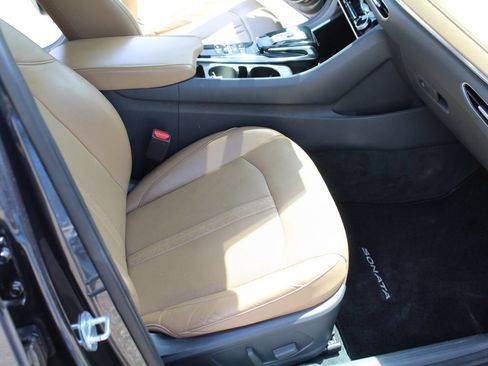 Used 2021 Hyundai Sonata Limited w/ Preferred Accessory Package FWD image 9